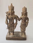 Antiga escultura indiana em Bronze fundido maciço, Séc.XIX, representando Krishna e sua consorte Raddha. Med. 16 x 10 x 06 cm