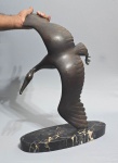 J. STRATELL (?)  - Grande escultura ART DECO em Bronze representando Garça voando. Assinada na base e localizada France. Circa de 1920/30.  Medida somente da peça: 57 x 40 cm. Base em elegante Mármore italiano 'Nero Portoro' medindo: 40 x 14 cm. Perda dos pinos de sustentação e ponta do bico. No estado.