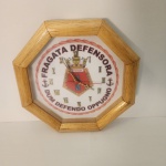 Relógio de parede com temática naval, trazendo no mostrador a inscrição Fragata Defensora  Dum Defendo Oppugno e brasão militar centralizado. Peça de caráter institucional, vinculada ao ambiente naval. Fabricado pela Annida Relógios, marca brasileira ativa nas décadas de 1980 e 1990, conhecida pela produção de relógios promocionais e corporativos. Movimento quartz, de fácil manutenção.                                                                                      Estado de conservação: Bom estado geral, com marcas leves compatíveis com o tempo. Parte traseira preservada e com suporte para fixação. Medindo:27x27