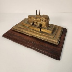 Escultura decorativa representando uma embarcação clássica, produzida em bronze maciço com acabamento envelhecido que valoriza os relevos e detalhes da estrutura naval. A peça é fixada sobre uma base de madeira escura, criando contraste elegante e reforçando sua presença estética. Apresenta sinais leves de oxidação natural que não comprometem a integridade do objeto. Medindo: 13x32x23