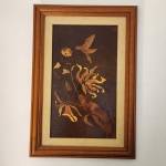 Elegante quadro decorativo feito na técnica de marchetaria, com lâminas de madeira natural formando a imagem de um beija-flor em voo diante de flores. A peça apresenta belo contraste de tons e ótimo acabamento, trazendo sofisticação e aconchego ao ambiente. Medindo: 46x31