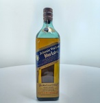 Johnnie Walker Blue Label Limited Numbered Bottle (750 ml / 43% vol.)Edição de luxo do lendário blend escocês criado pela John Walker & Sons, o Blue Label é elaborado a partir de uma seleção de barris extremamente raros, resultando em um whisky de suavidade excepcional e complexidade incomparável. Apresenta aromas elegantes de mel, chocolate amargo e especiarias finas, com notas de frutas secas e carvalho tostado. No paladar, revela textura aveludada e final longo, levemente defumado e adocicado a verdadeira assinatura da excelência da marca. Garrafa clássica de vidro verde-azulado, numerada individualmente e adornada com selo de cera e cordão com medalhão em relevo, tornando este exemplar uma peça altamente colecionável e de grande valor histórico. Origem: Escócia Kilmarnock Produtor: John Walker & Sons Ltd. Graduação alcoólica: 43%Volume: 750 mlCategoria: Blended Scotch Whisky Edição de Luxo Numerada Número da garrafa: 000069