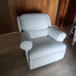 Poltrona reclinável de linhas contemporâneas, executada em tecido gorgurão bege, apresentando estofamento robusto e conforto superior. Encosto alto com almofadas seccionadas, braços largos e assento profundo, compondo peça de excelente ergonomia. Estrutura interna reforçada, com mecanismo reclinável funcional e de abertura suave.