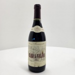 Barca Velha 1991 Casa Ferreirinha Douro DOC (750 ml / 13% vol.)Símbolo máximo da enologia portuguesa, o Barca Velha 1991 é produzido pela histórica Casa Ferreirinha, do grupo Sogrape, apenas em anos considerados perfeitos. Elaborado com as castas nobres do Douro Touriga Nacional, Touriga Franca, Tinta Roriz e Tinta Barroca , este vinho passou por longo envelhecimento em barricas de carvalho francês e posterior estágio em garrafa até atingir a maturidade ideal. Apresenta cor rubi intensa, aromas complexos de frutas vermelhas maduras, especiarias, couro e notas de evolução que remetem a cacau e tabaco. No paladar, é denso, equilibrado e persistente, com taninos finos e final harmonioso um vinho de contemplação, destinado a grandes conhecedores. Origem: Douro DOC, Portugal Produtor: Casa Ferreirinha (Sogrape Vinhos S.A.)Safra: 1991Volume: 750 ml Teor alcoólico: 13% vol. Categoria: Tinto de guarda Ícone português