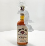 Jim Beam Kentucky Straight Bourbon Whiskey 4 Years Old (750 ml / 40% vol.)Um clássico bourbon americano produzido pela histórica James B. Beam Distilling Co., símbolo da tradição do Kentucky desde 1795.Elaborado a partir de milho, centeio e cevada maltada, e envelhecido por 4 anos em barris de carvalho americano, o Jim Beam apresenta notas de caramelo, baunilha e madeira tostada, com paladar encorpado e final levemente adocicado fiel à identidade dos autênticos straight bourbons.Esta garrafa em particular é enriquecida com um adorno natalino artesanal em vidro e glitter, representando um boneco de neve estilizado detalhe incomum que a transforma em um item decorativo e colecionável.Origem: EUA Clermont, KentuckyProdutor: James B. Beam Distilling Co.Envelhecimento: 4 anosVolume: 750 mlGraduação alcoólica: 40%Categoria: Kentucky Straight Bourbon WhiskeyApresentação: Garrafa clássica com enfeite natalino em vidro