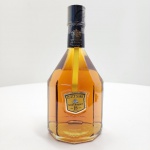 Cutty Sark 18 Years Old Blended Scots Whisky (750 ml / 43% vol.)Edição de luxo do célebre blend escocês criado pela Berry Bros. & Rudd, o Cutty Sark 18 Anos é composto por uma seleção de whiskies envelhecidos por no mínimo 18 anos, originários das melhores destilarias das Highlands e Speyside. Apresenta coloração âmbar dourada e aromas de mel, frutas cristalizadas e baunilha, com nuances sutis de carvalho e especiarias. No paladar, revela textura cremosa, sabor equilibrado e final longo e sedoso, demonstrando a maestria do master blender responsável por esta rara edição. A garrafa facetada e o selo dourado remetem à elegância náutica do lendário navio Cutty Sark, que dá nome à marca um ícone do comércio e da tradição escocesa. Origem: Escócia Produtor: Berry Bros. & Rudd Ltd. Idade: 18 anos Volume: 750 ml Graduação alcoólica: 43%Categoria: Blended Scotch Whisky Edição Premium