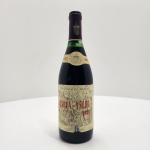Barca Velha 1985 Casa Ferreirinha Douro DOC (750 ml / 12,5% vol.)Produzido pela icônica Casa Ferreirinha, sob a direção técnica da Sogrape Vinhos, o Barca Velha 1985 é um vinho tinto de guarda elaborado com as castas tradicionais do Douro Touriga Nacional, Touriga Franca, Tinta Roriz e Tinta Barroca provenientes de vinhas antigas situadas em encostas xistosas da região. Após uma criteriosa vinificação e estágio prolongado em barricas de carvalho francês, este vinho passou por um processo de seleção rigoroso antes de receber o título de Barca Velha, o mais prestigiado da Casa Ferreirinha. Apresenta coloração rubi profundo com reflexos atijolados, bouquet complexo de frutas secas, cedro, especiarias finas e notas evoluídas de couro e tabaco. No paladar, é amplo, envolvente e persistente, revelando a evolução magistral de uma das safras históricas do Douro. Origem: Douro DOC, Portugal Produtor: Casa Ferreirinha (Sogrape Vinhos S.A.)Safra: 1985Volume: 750 ml, Teor alcoólico: 12,5% vol. Categoria: Tinto de guarda Ícone português