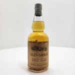 DEWARS WHITE LABEL Finest Scotch Whisky 1 Litre 43% volJohn Dewar & Sons Ltd., Perth Scotland Garrafa vintage do tradicional Dewars White Label, em sua apresentação clássica de 1 litro, com graduação alcoólica 43% vol (formato superior ao padrão atual, que é 40%).Rótulo frontal no estilo antigo, destacando as medalhas históricas de premiação e o brasão da casa. A garrafa mantém a tampa e o lacre originais, com leve desgaste natural do tempo, sem prejuízo à integridade do conteúdo. Versão produzida pela John Dewar & Sons Ltd., Perth, Scotland, muito anterior à padronização moderna da marca