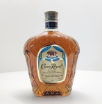 Crown Royal Fine de Luxe Blended Canadian Whisky 1 Litro (40% vol.)Whisky canadense de reconhecida tradição, criado originalmente em 1939 para comemorar a visita real do Rei George VI e da Rainha Elizabeth ao Canadá. É elaborado a partir de uma seleção de blends finos de whiskies envelhecidos, resultando em um destilado suave, equilibrado e levemente adocicado, com notas de baunilha, caramelo e toques de carvalho. A garrafa em formato de coroa e o rótulo dourado refletem o caráter nobre e sofisticado da bebida. Origem: Canadá Produtor: The Crown Royal Distilling CompanyVolume: 1 litro Graduação alcoólica: 40%Categoria: Blended Canadian Whisky