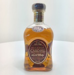 Cardhu 12 Years Old Single Malt Scotch Whisky 1 litro (40% vol.)Elegante e equilibrado single malt escocês elaborado pela histórica destilaria Cardhu, situada nas colinas de Speyside, região conhecida por produzir alguns dos whiskies mais suaves e aromáticos do mundo. Envelhecido por 12 anos em barris de carvalho cuidadosamente selecionados, apresenta coloração âmbar dourada e notas aromáticas de mel, maçã madura, baunilha e toques sutis de carvalho. No paladar, revela textura aveludada, sabor levemente adocicado e final longo e delicado.A garrafa de formato arredondado e tampa robusta é marca registrada da casa, símbolo de tradição e refinamento escocês. Origem: Escócia Speyside Produtor: The Cardhu Distillery Fundada em: 1824 Idade: 12 anos Volume: 1 litro Graduação alcoólica: 40%Categoria: Single Malt Scotch Whisky