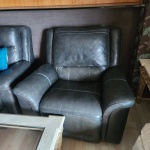 Poltrona reclinável de linhas contemporâneas, executada em couro natural preto, apresentando estofamento robusto e conforto superior. Encosto alto com almofadas seccionadas, braços largos e assento profundo, compondo peça de excelente ergonomia. Estrutura interna reforçada, com mecanismo reclinável funcional e de abertura suave.