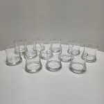 Conjunto composto por doze copos baixos (old fashioned) em cristal transparente. Peças de parede espessa e base reforçada com rebaixo circular, apresentando brilho limpo e boa sonoridade. Design contemporâneo, ideal para whisky, drinks on the rocks.