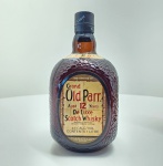 Grand Old Parr 12 Years Old De Luxe Scotch Whisky (1 litro / 43% vol.)Produzido na Escócia pela tradicional Macdonald Greenlees Distillers, o Old Parr 12 Anos é um blend refinado composto por maltes envelhecidos por no mínimo 12 anos, originários das regiões de Speyside e das Highlands. Seu sabor é encorpado e equilibrado, com notas de mel, frutas secas, caramelo e um toque sutil de fumaça. O aroma é complexo e levemente adocicado, culminando em um final aveludado e persistente um verdadeiro clássico entre os whiskies escoceses. A garrafa em vidro escuro facetado, com rótulo bege e detalhes dourados, traz no verso o retrato de Thomas Parr, reforçando a identidade histórica da marca. Origem: Escócia Produtor: Macdonald Greenlees / Distillers Company Ltd. Envelhecimento: 12 anos Volume: 1 litro Graduação alcoólica: 43%Categoria: Blended Scotch Whisky De Luxe