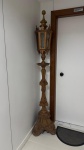 Imponente tocheiro em madeira maciça ricamente entalhada, com fuste torneado e ornamentado por volutas, reservas fitomórficas e elementos de influência barroca. A parte superior apresenta estrutura octogonal em forma de lanterna decorativa, coroada por pináculo esférico, compondo conjunto cenográfico de forte presença vertical. A base larga, com pés em volutas recurvadas, reforça a estabilidade e a elegância escultórica da peça. Trabalho artesanal de tradição europeia, produzido entre o final do século XIX e início do XX, conservando pátina antiga e entalhe de excelente qualidade. Peça ideal para composição de interiores clássicos, halls ou ambientes de caráter sacro-decorativo.