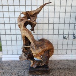 Escultura contemporânea executada a partir de raiz natural de teca (Tectona grandis), cuidadosamente selecionada por sua conformação orgânica e movimento natural sinuoso. A peça apresenta volumetria expressiva, com cavidades, dobras e torções que remetem a formas abstratas e biomórficas, valorizadas pela pátina original da madeira tropical. Dimensões:1,00x0,56x0,49 metros.