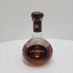 WHISKY ESCOCÊS BLENDED 25 ANOS JAMES & BROOKE Finest Rare Old Blended Scotch Whisky 750ml.Garrafa original em vidro moldado com inscrições em relevo James & Brooke, formato bojudo característico, rótulo frontal em excelente estado e lacre superior preservado com cápsula escura e fio metálico original. Blend escocês envelhecido 25 anos, graduação alcoólica 43% vol, capacidade 750 ml. Produzido na Escócia e engarrafado para J. H. Brooke & Co., England.