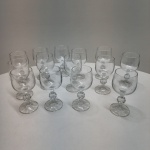 Conjunto composto por 14 taças para vinho porto em cristal transparente, todas com corpo liso e haste ornamentada por esfera facetada, detalhe clássico de lapidação decorativa. Base com leve faceteamento radial, produzindo discreto brilho sob a luz. Dimensões: 14 x 7 centímetros.