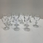 Conjunto composto por 12 taças para licor em cristal transparente, todas com corpo liso e haste ornamentada por esfera facetada, detalhe clássico de lapidação decorativa. Base com leve faceteamento radial, produzindo discreto brilho sob a luz. Dimensões:11x5centímetros.