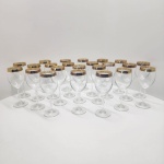 Conjunto composto por 23 taças em cristal europeu, apresentando haste alongada, bojo clássico e acabamento superior adornado com borda dourada decorativa em padrão ornamental contínuo. As peças seguem modelo elegante. Taças de excelente transparência, brilho uniforme e som característico do cristal lapidado.Dimensões: 21 x 8 centímetros. (Alguns apresenta do dourado).