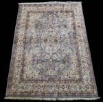 Tapete indiano região de Kashmir, trabalho artesanal em seda sobre algodão.Modelo clássico de inspiração persa, com medalhão central lobulado sobre campo em suaves tons de azul, marfim e rosado, ricamente preenchido por arranjos florais simétricos. A cercadura tripla apresenta frisos contínuos com flores estilizadas, reforçando a elegância e a leitura ornamental típica dos ateliês de Kashmir. Peça de toque macio e delicado brilho característico da seda, com excelente definição dos motivos. Dimensões: 2,02 x 1,54.