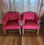 Par de poltronas vintage, décadas de 1970/80, revestidas em veludo rubi de textura encorpada. Modelo de encosto baixo e envolvente, com botonê artesanal e braços em curva suave, finalizados com fileiras de tachas metálicas que acentuam o caráter clássico da peça. Estrutura reta em madeira, com travessas inferiores e rodízios originais, garantindo mobilidade sem perder a estabilidade. Estofamento firme, proporções compactas e excelente presença decorativa.