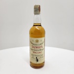 DEWARS WHITE LABELFinest Scotch Whisky 1 Litre 43% volJohn Dewar & Sons Ltd., Perth Scotland Garrafa vintage do tradicional Dewars White Label, em sua apresentação clássica de 1 litro, com graduação alcoólica 43% vol (formato superior ao padrão atual, que é 40%).Rótulo frontal no estilo antigo, destacando as medalhas históricas de premiação e o brasão da casa. A garrafa mantém a tampa e o lacre originais, com leve desgaste natural do tempo, sem prejuízo à integridade do conteúdo. Versão produzida pela John Dewar & Sons Ltd., Perth, Scotland, muito anterior à padronização moderna da marca