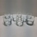 Conjunto composto por oito copos baixos (old fashioned) em demi-cristal transparente, com paredes espessas e base trabalhada em rebaixo circular. Peças de brilho límpido e excelente sonoridade, próprios do cristal semichumbado. Ideais para whisky, drinks ou serviço de mesa refinado. Dimensões: 9 x 8 centímetros.