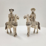 Par de Esculturas em Marfim Dinastia Qianlong (17361795).Par extraordinário de esculturas esculpidas em marfim, apresentando refinamento técnico e precisão artesanal característicos das obras Qianlong da Dinastia Qing. As peças exibem veios orgânicos acentuados, tonalidades acinzentadas próprias de marfim antigo e fissuras naturais resultantes do envelhecimento secular do material, elementos reconhecíveis em exemplares históricos de elevada antiguidade. O detalhamento minucioso revela domínio excepcional da técnica de entalhe: vestes com frisos delicados, texturas profundas, volumes harmoniosos e ornamentação rica em motivos simbólicos típicos da estética imperial do século XVIII chinês. A pátina madura, distribuída de forma irregular, acentua a autenticidade visual do marfim trabalhado ao longo de séculos. As bases apresentam selos em escrita zhuanshu, remetendo às marcações tradicionais relacionadas ao universo artístico e cerimonial da corte Qing. Dimensões: cada 22 x 20 x 6 centímetros.