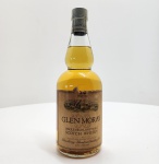 Glen Moray Single Highland Malt Scotch Whisky 750 ml (43% vol.)Elegante single malt escocês destilado e engarrafado em Elgin, região de Speyside, pela tradicional Glen Moray Distillery, ativa desde o final do século XIX. Apresenta cor dourada clara e aromas delicados de mel, maçã verde, baunilha e cereais maltados. No paladar, revela notas de frutas maduras, toques sutis de caramelo e um final suave, levemente amanteigado, característico dos whiskies de Speyside.Com seu estilo leve e harmonioso, o Glen Moray é apreciado tanto por conhecedores quanto por iniciantes no mundo dos single malts, sendo uma escolha clássica e colecionável especialmente em versões antigas como esta.Origem: Escócia Elgin, Speyside Produtor: Glen Moray Glenlivet Distillery Ltd. Volume: 750 ml Graduação alcoólica: 43%Categoria: Single Highland Malt Scotch Whisky