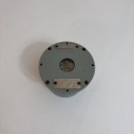 Instrumento técnico circular em estrutura metálica pintada, identificado na parte superior pela placa SONAR RANGE. Possui visor central com escala graduada indicando distância em jardas (Yds) e marcação Rq, utilizado para leitura de alcance em sistemas de sonar.Na parte frontal apresenta placa metálica identificadora com a inscrição ID-454/SQ  Indicator Range, acompanhada de numeração técnica e código de fabricação.