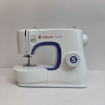 Máquina de costura Singer modelo M3400, de estrutura em material sintético na cor branca com detalhes em azul. Possui seletor frontal de pontos, braço livre para costura tubular e sistema de acionamento por pedal eletrônico com cabo de alimentação.(Acompanha pedal eletrônico original)