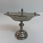 Elegante compoteira de mesa confeccionada em metal com acabamento prateado, apoiada sobre base pedestal torneada, característica de peças de serviço refinado do final do século XIX e início do século XX. Medindo: