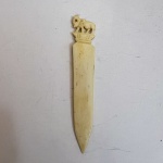 Abridor de cartas confeccionado em marfim esculpido, com lâmina alongada e ponta afilada. O topo apresenta escultura de elefante sobre base ornamental, motivo tradicional em peças orientais e indo-coloniais. Medindo: