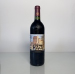 Garrafa de vinho tinto espanhol Condado de Haza, safra 2009, produzido na região Ribera del Duero (Espanha) pela vinícola Bodegas Condado de Haza, fundada pela família Fernández Rivera. Classificado como Crianza, estilo característico da denominação Ribera del Duero, com envelhecimento em barricas de carvalho antes do engarrafamento. Garrafa de 750 ml, mantendo rótulo original da vinícola.
