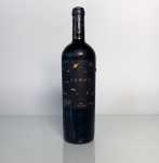 Garrafa de vinho tinto chileno Ígneo, safra 2014, produzida pela vinícola Bodega Volcanes de Chile. O vinho é elaborado com 55% Petit Verdot e 45% Syrah, combinação que resulta em um tinto estruturado e intenso. Rótulo com design característico em fundo preto com detalhes dourados, representando a origem vulcânica dos solos chilenos onde as uvas são cultivadas. Garrafa de 750 ml, com graduação alcoólica aproximada de 14% vol., mantendo rótulo original.
