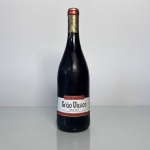 Garrafa de vinho tinto português Grão Vasco, safra 2011, proveniente da tradicional região vinícola do Dão, Portugal, conhecida por produzir vinhos elegantes e estruturados. O rótulo pertence à histórica marca Grão Vasco, criada em 1958 e amplamente reconhecida como um dos clássicos vinhos da região. Produzido sob Denominação de Origem Controlada (DOC Dão), apresenta composição típica das castas portuguesas da região, resultando em um vinho equilibrado, de boa estrutura e com notas características de frutas maduras e especiarias. Garrafa de 750 ml.