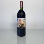 Garrafa de vinho tinto espanhol Condado de Haza, safra 2009, produzida na renomada região vinícola de Ribera del Duero, Espanha, uma das áreas mais prestigiadas do país para vinhos de alta qualidade. Produzido pela vinícola Bodegas Condado de Haza, pertencente ao grupo de Alejandro Fernández, o vinho é elaborado majoritariamente com a uva Tempranillo, característica da região, apresentando perfil estruturado e complexo, com notas de frutas maduras, madeira e especiarias provenientes de seu envelhecimento em barricas de carvalho.Garrafa de 750 ml.