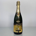 Garrafa de champagne francês Nicolas Feuillatte Millésimé, safra 2000, classificação Brut, produzida na região de Champagne, França. Elaborado a partir de uvas selecionadas de uma única safra, característica dos champagnes millésimé. Garrafa de 750 ml.