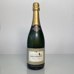 Garrafa de champagne francês Henriot Blanc de Blancs Brut, produzida na região de Champagne, França, elaborada predominantemente com uvas Chardonnay. Rótulo tradicional da Maison Henriot, apresentado em garrafa de 750 ml, com rótulos originais.