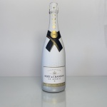 Garrafa de champagne francês Moët & Chandon Ice Impérial, classificação Demi-Sec, produzida na região de Champagne, França. Rótulo moderno da maison, desenvolvido para consumo com gelo, apresentado em garrafa de 750 ml com design característico branco.
