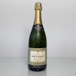Champagne francês Henriot Blanc de Blancs, elaborado com uvas Chardonnay, classificação Brut. Produzido na região de Champagne, França, em garrafa de 750 ml.