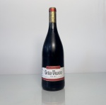 Vinho tinto português Grão Vasco, safra 2011, da região do Dão (DOC). Produzido em Portugal, em garrafa de 750 ml, com perfil clássico da vinícola.
