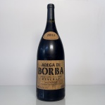 Vinho tinto português Adega de Borba Reserva, safra 2011, da região do Alentejo (DOC). Apresentado em garrafa magnum (1,5 litros), com perfil encorpado e típico dos vinhos da região.