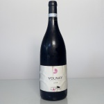 Vinho tinto francês Volnay 2012, da região da Borgonha, produzido pelo Domaine Lafon. Apresentado em garrafa de 750 ml, com perfil elegante típico dos Pinot Noir da região.