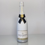 Champagne francês Moët & Chandon Ice Impérial, classificação Demi-Sec, produzido na região de Champagne. Garrafa de 750 ml com design branco característico, próprio para consumo com gelo.