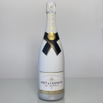 Champagne francês Moët & Chandon Ice Impérial, classificação Demi-Sec, da região de Champagne. Garrafa de 750 ml, com design branco característico.