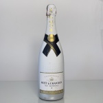Champagne francês Moët & Chandon Ice Impérial, classificação Demi-Sec, produzido na região de Champagne. Garrafa de 750 ml, com design branco característico da linha Ice. Ideal para consumo com gelo, mantendo o perfil refrescante e sofisticado da marca.