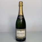 Champagne francês Henriot Blanc de Blancs Brut, elaborado exclusivamente com uvas Chardonnay da região de Reims. Garrafa de 750 ml, rótulo clássico com sinais de uso e desgaste pelo tempo, mantendo o charme de peça mais antiga. Perfil elegante e refinado, típico dos champagnes Blanc de Blancs.