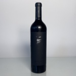 Vinho argentino Alma Negra 2019, produzido por Ernesto Catena. Blend de uvas selecionadas, com perfil intenso e misterioso característico da linha. Garrafa de 750 ml, com rótulo minimalista preto e design sofisticado.