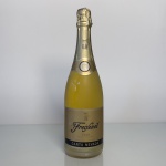 Espumante espanhol Freixenet Carta Nevada Cava, classificação Semi Seco, elaborado pelo método tradicional. Garrafa de 750 ml, com coloração dourada e rótulo clássico da marca. Perfil leve e equilibrado, com notas frutadas e leve doçura.